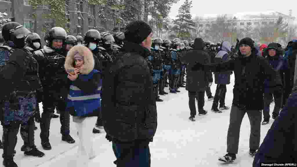 Ақтөбе әкімдігі алдында тұрған полиция мен&nbsp;демонстранттар.&nbsp;5 қаңтар 2022 ж.