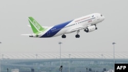 Китайский самолет C919 в аэропорту Шанхай