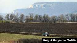 Трактор на пашне в окрестностях села Клиновка Симферопольского района