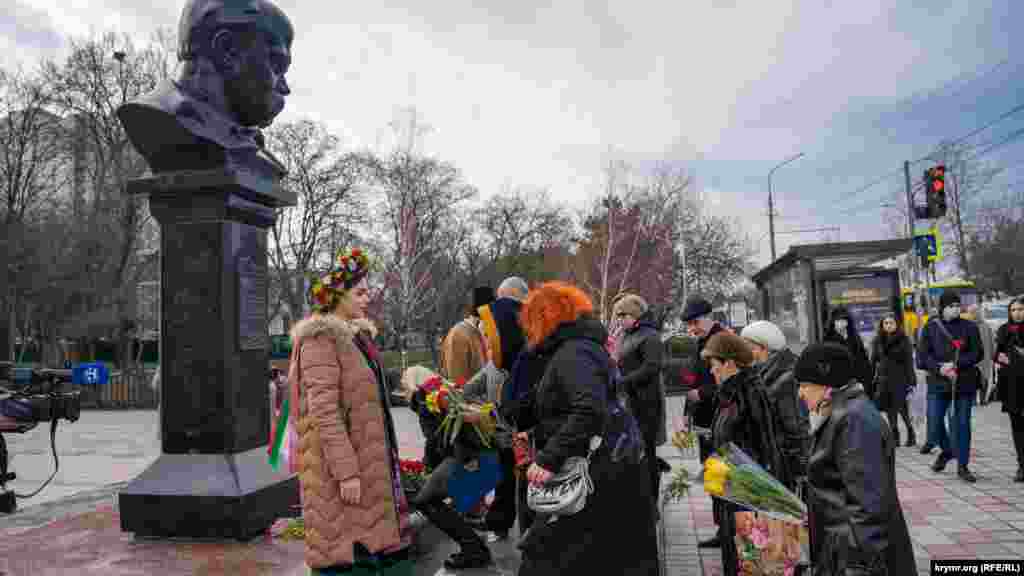 По словам корреспондента Крым.Реалии, впервые за годы аннексии возле памятника Кобзарю&nbsp;не было видно нарядов российской полиции и &laquo;самообороны&raquo; во время проведения мероприятий