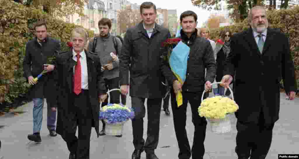 Лидер крымскотатарского народа Мустафа Джемилев, бывший член Национального совета по телевидению и радиовещанию Украины (на то время &ndash; советник министра информационной политики Украины) Сергей Костинский, крымскотатарский актер и режиссер Ахтем Сеитаблаев и глава Меджлиса крымскотатаркого народа Рефат Чубаров возлагают цветы к памятнику крымскотатарскому летчику-испытателю Амет-Хану Султану в 95-ю годовщину его Дня рождения. Парк Славы, Киев, 25 октября 2015 года