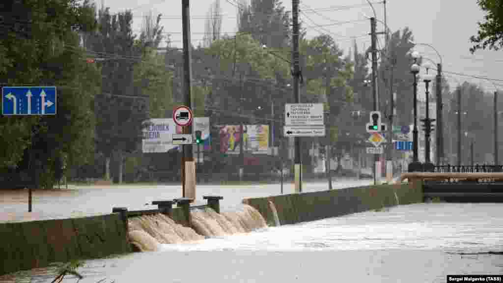 Вид на затопленную улицу в центре города