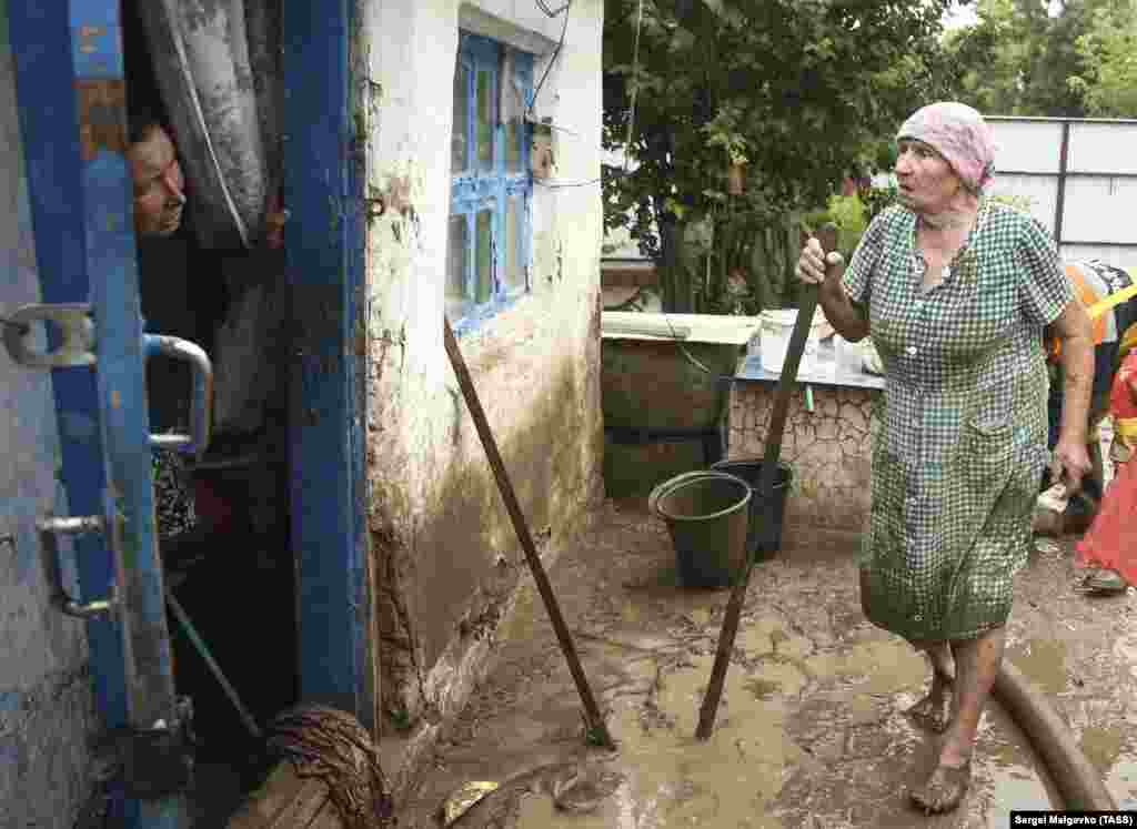 Спасатели сообщили, что на данный момент осадки прекратились. Вода сходит самотеком. Пострадавших нет