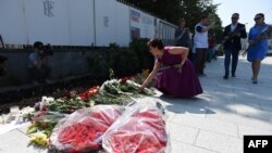 Москвичи несут цветы к зданию посольства Франции в Москве (15 июля 2016 года)