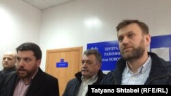 Леонид Волков, его адвокат Владимир Бандура и Алексей Навальный после заседания суда в Новосибирске, 25 марта 2016 года