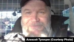 Алексей Тупицин в автозаке после задержания 21 апреля днем