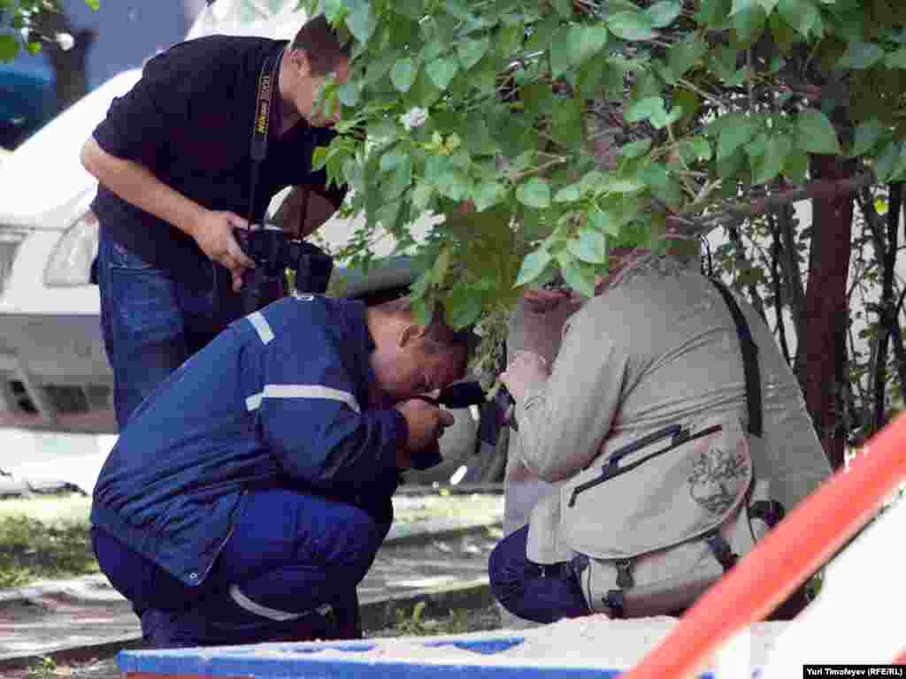 Сотрудники полиции проводят следственные действия на месте убийства Юрия Буданова